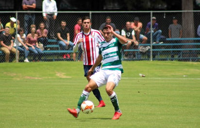 Beto Ocejo controla el esférico ante la mirada de Bryan Salazar. Golea Rebaño Sagrado a Sub-20 de Guerreros