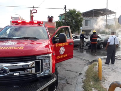 El personal de la central Colón arribó al sitio a bordo de una máquina de ataque rápido y se abocó a sofocar las llamas. (EL SIGLO DE TORREÓN)
