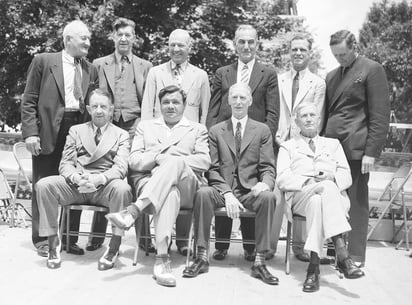 En esta foto de archivo del 12 de junio de 1939, aparecen de izquierda a derecha, abajo, Eddie Collins, Babe Ruth, Connie Mack y Cy Young; arriba, Hans Wagner, Grover Cleveland Alexander, Tris Speaker, Napoleon Lajoie, George Sisler y Walter Johnson, en la fecha en que ingresaron al Salón de la Fama. (Archivo)