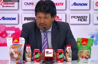 José Saturnino Cardozo en rueda de prensa el domingo. De la vergüenza a la burla, en Chivas