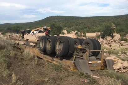 Desorden. Alrededor de la unidad quedaron regados los rollos de papel que transportaba. (EL SIGLO DE TORREÓN) 