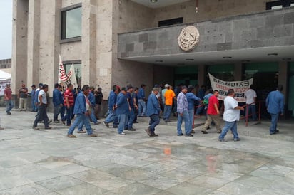 Protesta. La manifestación inició a las tres de la tarde, reuniéndose los trabajadores en el exterior de la presidencia.