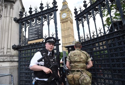 Un sujeto estrelló su automóvil frente el Parlamento británico. (EFE) 