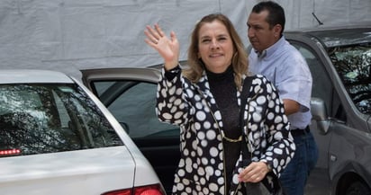 Gutiérrez explicó que el concepto de primera dama le parece 'clasista' porque en México 'no hay mujeres de primera ni de segunda', e informó que seguirá ejerciendo de escritora y profesora universitaria. (ESPECIAL)