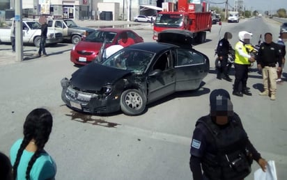 Los conductores de ambas unidades alegaron contar con luz verde en el semáforo al momento del percance. (EL SIGLO DE TORREÓN)