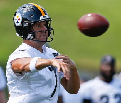 Ben Roethlisberger durante una práctica de los Acereros. (AP)