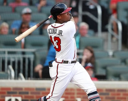 Ronald Acuña se convirtió en el pelotero más joven en la historia de Grandes Ligas en pegar jonrón en cinco juegos consecutivos. (AP)