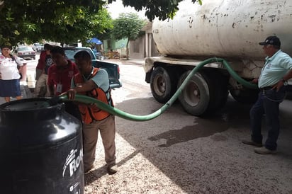 Colapso. Los meses mas calurosos colapsó el servicio de agua potable en San Pedro, ni con pipas alcanzaban a cubrir la demanda. (EL SIGLO DE TORREÓN)