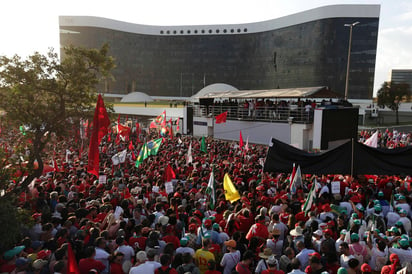 Apoyo. Si la multitud no fue la esperada, sí compareció en peso toda la dirigencia del PT. (AP)