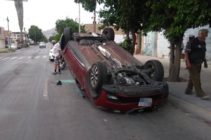 Impresionante. Esta volcadura fue en avenida Alvarez y Francisco I. Madero el pasado viernes 10 de agosto a las 8 de la mañana. Es lo que preocupa, la aparatosidad de estos percances. (EL SIGLO DE TORREÓN)