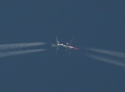 Un efecto visual de aviones en vertical que resulta increíble. (INTERNET)