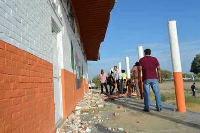 Riesgo. Parte del techo en el exterior de la escuela primaria en ejido 6 de Diciembre resultó con afectaciones por viento y lluvia. (EL SIGLO DE TORREÓN)