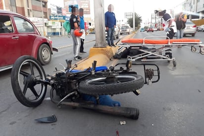 Lesionado. Personal de Cruz Roja atendió al motociclista. (EL SIGLO DE TORREÓN)