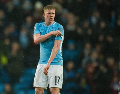 De Bruyne se lesionó un ligamento de la rodilla derecha durante un entrenamiento el miércoles. (ARCHIVO)