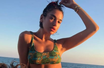 Dua Lipa cautiva a redes con fotos en traje de baño