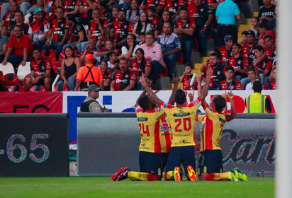 Jugadores del Morelia celebran la única anotación del partido. 