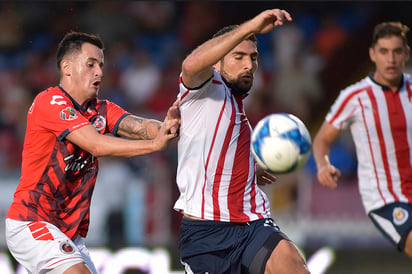 Adrián Luna (i), del Veracruz, y Jair Pereira, de Chivas, durante el juego de la jornada 5 del Apertura 2018 en el Estadio Luis Pirata Fuente.