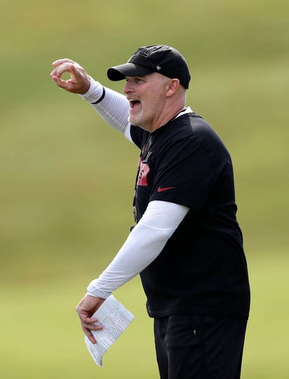 Dan Quinn, entrenador de los Halcones de Atlanta, utiliza mangas largas en los entrenamientos. (AP)