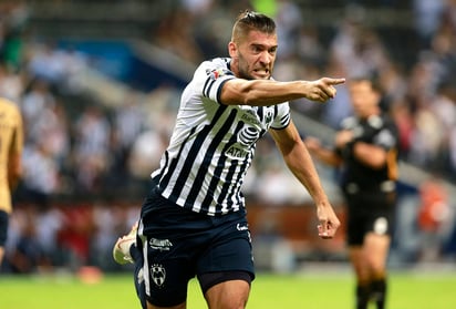 Nicolás Sánchez (c), del Monterrey, en festejo de gol. Monterrey termina con el invicto de los Pumas