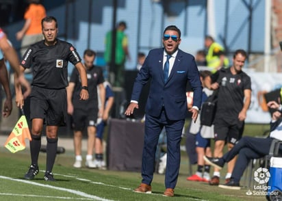 El ex entrenador de Rayados recibió un balonazo por parte de un balonero en el partido ante Espanyol. (Especial)