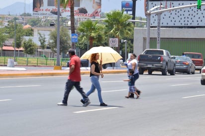 También, señaló, es necesario evitar la exposición solar entre las 11:00 y las 16:00 horas, por lo que se recomienda realizar cualquier actividad física al aire libre durante las primeras horas del día o al atardecer. (ESPECIAL) 