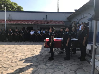 Se hizo el pase de lista y al nombre del Policía muerto, todos los elementos gritaron al unísono “Presente” por tres ocasiones seguidas. (EL SIGLO COAHUILA)

