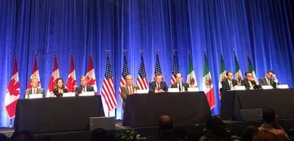 Hace exactamente doce meses, Robert Lighthizer, representante de Comercio Exterior de EE.UU.; Ildefonso Guajardo, secretario de Economía de México, y Chrystia Freeland, ministra de Asuntos Exteriores de Canadá, arrancaban las conversaciones en Washington para renovar el acuerdo, en vigor desde 1994. (ARCHIVO) 