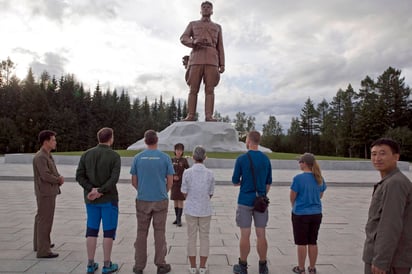 Apertura. Algunos visitantes de Nueva Zelanda visitaron el monumento cercano al Monte Paektu. (AP)