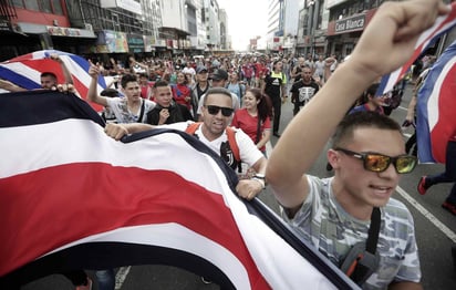 Rechazo. Cientos de costarricenses se manifestaron contra el ingreso de nicaragüenses que piden refugio. (EFE)