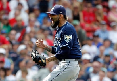 Sergio Romo llegó a 16 salvados en la campaña y 100 en su carrera. (AP)