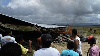 La causa de la reacción fue por el supuesto robo de migrantes de Venezuela a un tienda local, lo que ocasionó una feroz reacción de los brasileños, quienes destruyeron un campamento. (EFE)