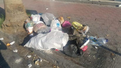 No importa la hora del día y la manera como perjudican la imagen de la ciudad, ellos sacan su basura. (EL SIGLO DE TORREÓN) 