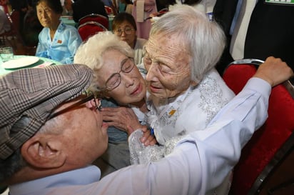 En el inusual evento, 89 surcoreanos se reunieron con unos 180 familiares que residen en Corea del Norte en un hotel del complejo turístico, ubicado en la costa oriental norcoreana. (EFE)