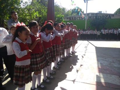 En el sector educativo que comprende los municipios de Matamoros y Viesca son en total 30 mil 500 alumnos a nivel básico de 236 escuelas los que se reintegran a las actividades. (EL SIGLO DE TORREÓN)