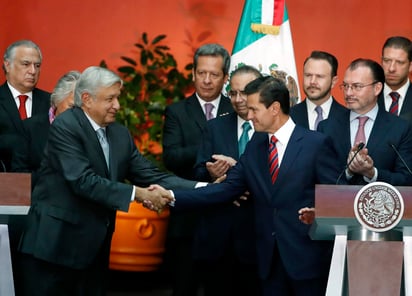 López Obrador y Peña Nieto iniciaron oficialmente el proceso de transición con una reunión de sus equipos de trabajo en el Palacio Nacional. (AP) 