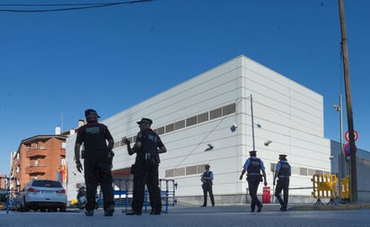 Operativo. Polcías llegaron a la comisaría de Cornell, de Llobregat, para iniciar la investigación. (EFE)