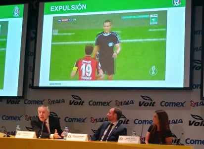 El presidente de la Comisión de Arbitraje, Arturo Brizio Carter (i), explicó cómo serán las primeras pruebas del uso del videoarbitraje. Precisan los criterios para utilizar el VAR en la Liga MX 