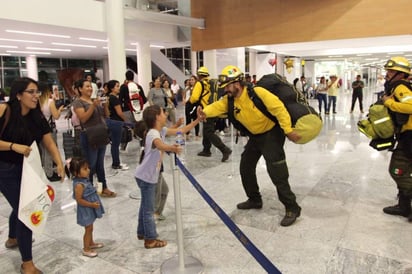 El primer contingente de 100 combatientes mexicanos de incendios forestales y cuatro técnicos especializados regresó a México la noche del lunes, luego de apoyar a las provincias de Ontario y Columbia Británica, en Canadá. (TWITTER)