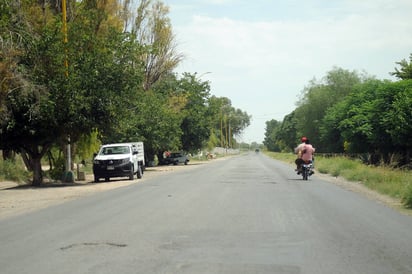 Es angosto y tiene baches. En el Periférico de San Pedro abundan los baches y es angosto, hay riesgo, pues corre con un canal de riego. (RAMÓN SOTOMAYOR)
