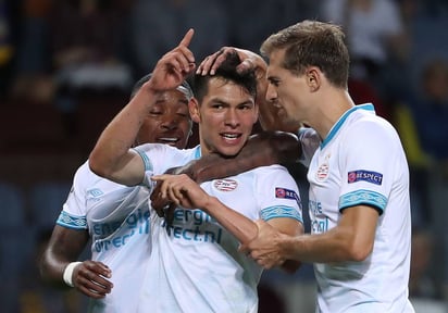 Hirving Lozano, del PSV Eindhoven, celebra con sus compañeros de equipo un gol, durante un juego de la Liga de Campeones de la UEFA. (EFE)