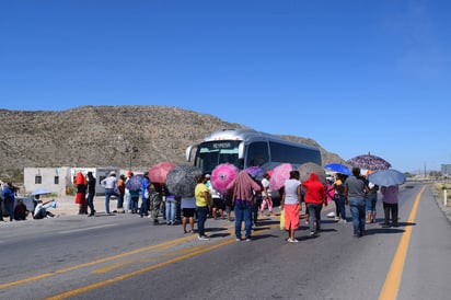 Protesta. Los habitantes del ejido Mayrán bloquearon por espacio de una hora la carretera. (EL SIGLO DE TORREÓN/MARY VÁZQUEZ)