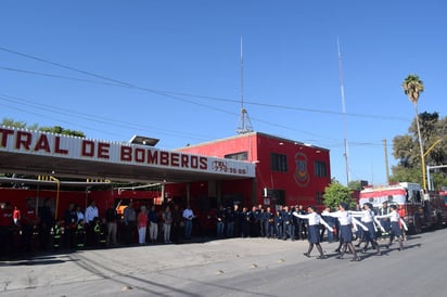 Homenaje. Para reconocer la labor que desempeñan los bomberos se les organizó un desayuno, desfile, una misa y baile. (EL SIGLO DE TORREÓN/MARY VÁZQUEZ)