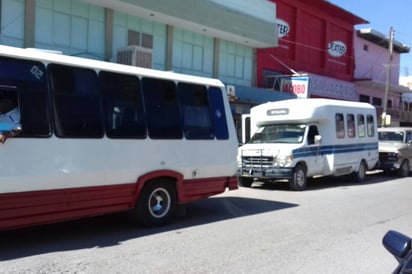 Irregularidad. Los transportistas no respetan la tarifa que se fijó para los estudiantes y para los adultos mayores. (EL SIGLO DE TORREÓN/MARY VÁZQUEZ)