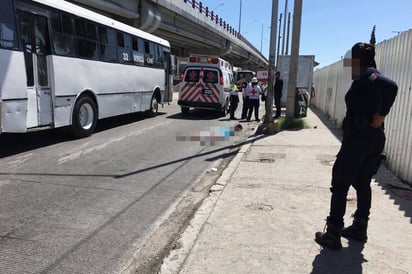 Fallecida. El cuerpo de la mujer quedó tendido sobre la carpeta asfáltica a unos metros de la banqueta. (EL SIGLO DE TORREÓN) 