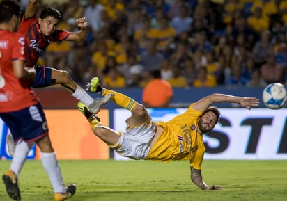 Con una tijera, André-Pierre Gignac marcó el tercer gol de Tigres. (EFE)