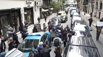 En medio de un gran tumulto de periodistas, los agentes llegaron hasta la puerta del edificio en el que reside la actual senadora. (ESPECIAL)