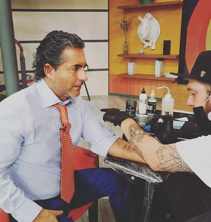 Araiza confesó que el tatuaje que se hizo en plena emisión era con dedicatoria especial. (ESPECIAL)