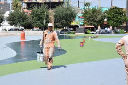 Labor. Porque se escarapeló la pintura de la Plaza Mayor colocada hace tres meses, le dan unos 'retoques'. (FERNANDO COMPEÁN)