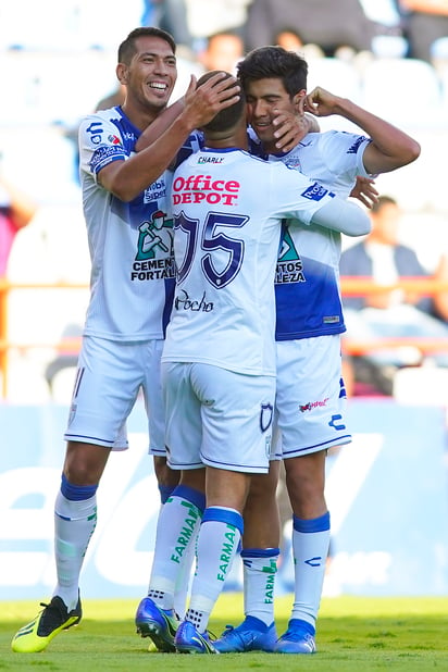 Érick Gutierrez (d), del Pachuca, en festejo.