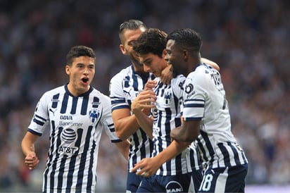 Stefan Medina (c), del Monterrey, festeja el primer gol de su equipo durante el juego de la jornada 7 en el estadio BBVA.